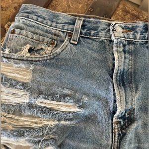 Levi Zipper Fly Extreme Distress Cutoffs